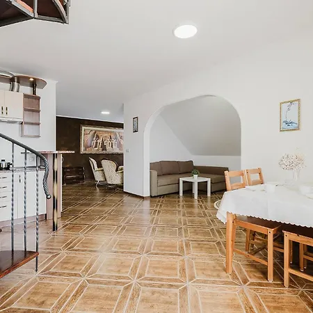 Pionow Rodzinne Urocza 10 Apartman *